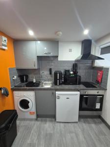 Кухня или мини-кухня в The Orange Outpost 8a - City Centre

