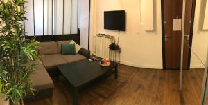 ラ・ガレンヌ・コロンブにあるLe 2piéces parfait pour votre séjour !のソファとコーヒーテーブルのあるリビングルーム