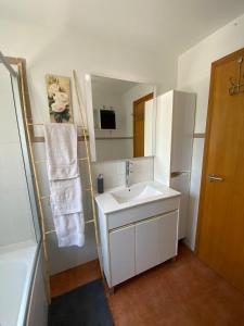 Ένα μπάνιο στο Casa abuhardillada con piscina y chimenea