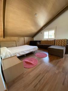 Ένα ή περισσότερα κρεβάτια σε δωμάτιο στο Casa abuhardillada con piscina y chimenea