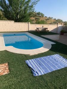 Πισίνα στο ή κοντά στο Casa abuhardillada con piscina y chimenea
