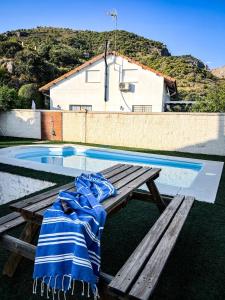 Πισίνα στο ή κοντά στο Casa abuhardillada con piscina y chimenea