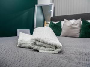Central StationにあるModern Apartment by Leeds Arena & Uniの白いタオルの山
