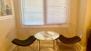 dwa krzesła i szklany stół przed oknem w obiekcie Toronto downtown Woodbine beaches private cozy room w mieście Toronto +5 zdjęć