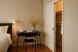 Ένα ή περισσότερα κρεβάτια σε δωμάτιο στο Private Queen Room in Downtown Toronto, Steps to Subway & CN Tower