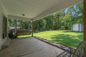 an empty patio with a large backyard with a yard at Magnolia Retreat in Hattiesburg