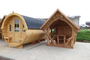 GeslauSchlaffass的大型木房子,设有倾斜的屋顶