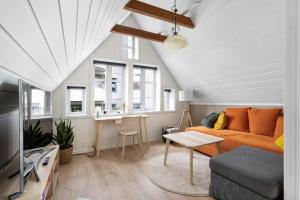 ein Wohnzimmer mit Sofa und Tisch in der Unterkunft Historic Bergen house in the middle of the city center in Bergen