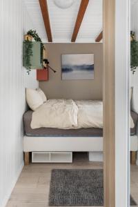 ein Schlafzimmer mit einem Bett in einem Zimmer in der Unterkunft Historic Bergen house in the middle of the city center in Bergen