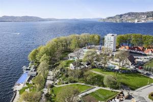 eine Luftaufnahme eines Hauses am Ufer eines Sees in der Unterkunft Historic Bergen house in the middle of the city center in Bergen