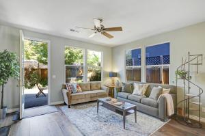 ein Wohnzimmer mit Sofa und Tisch in der Unterkunft Wine Country Retreat with Hot Tub & Mini Golf in Santa Rosa + 43 Fotos