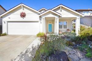 ein weißes Haus mit einer weißen Garage in der Unterkunft Wine Country Retreat with Hot Tub & Mini Golf in Santa Rosa