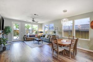 ein Wohnzimmer mit Tisch und Couch in der Unterkunft Wine Country Retreat with Hot Tub & Mini Golf in Santa Rosa