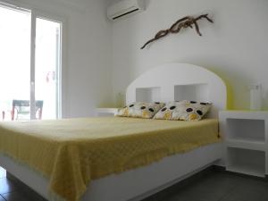 Llit o llits en una habitació de St George Antiparos Apartments and studios