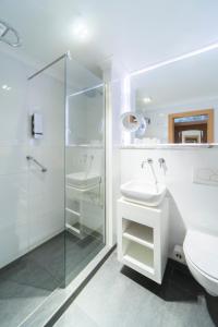 Ett badrum på Van der Valk Hotel Saint-Aygulf