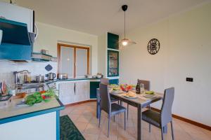 Η κουζίνα ή μικρή κουζίνα στο AmiroVista-Garden, Lake view, shared pool - Happy Rentals