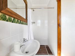 Ένα μπάνιο στο Sunny Kalk Bay Garden Cottage Walk to Harbour +25 φωτογραφίες