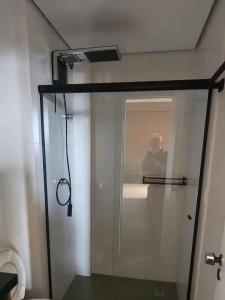 a shower in a bathroom with a glass door at Flat Exclusivo Studio Cuiabá 1604 in Cuiabá