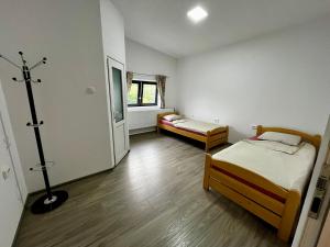 Una habitación con dos camas y una lámpara. en Centrum, en Odorheiu Secuiesc
