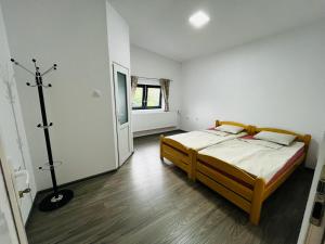 Un dormitorio con una cama y una lámpara. en Centrum, en Odorheiu Secuiesc