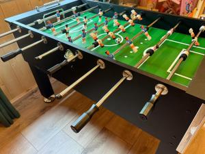 Una mesa de futbolín con globos encima en Willa Abra Cadabra, en Radawa
