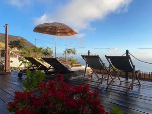 Los QuemadosにあるCasa Garcia-Marのデッキの椅子・傘