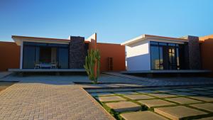 a house in the desert with a cactus at Ariché en Valle de Guadalupe in Valle de Guadalupe