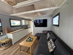 a living room with a couch and a table at Domek Veli Stawinoga in Stawinoga