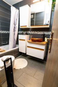 ein Badezimmer mit Waschbecken, Toilette und Badewanne in der Unterkunft Entspannung mitten im Schwarzwald mit Infrarotsauna und Massagesessel in Schönwald + 39 Fotos