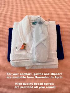 ein Handtuch mit einer Glasflasche darauf in der Unterkunft Sunset Deluxe Villa and Studios in Paphos City