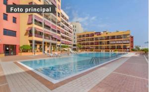 - une piscine en face de certains bâtiments dans l'établissement Nos lo merecemos, à Puerto de Santiago 12 autres photos