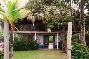 a house with a balcony on top of it at La Creciente donde el tiempo se detiene in Necoclí