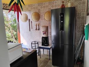 cocina con nevera de acero inoxidable en Olinda sítio Histórico Alto da Sé, en Olinda