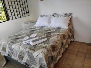Un dormitorio con una cama con dos toallas encima. en Olinda sítio Histórico Alto da Sé, en Olinda