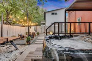einen Whirlpool im Hinterhof mit einem Haus in der Unterkunft Walkable East Austin Oasis with Jacuzzi and Golf in Austin