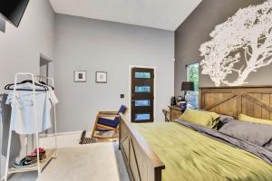 ein Schlafzimmer mit einem großen Bett mit einem hölzernen Kopfteil in der Unterkunft Walkable East Austin Oasis with Jacuzzi and Golf in Austin + 53 Fotos