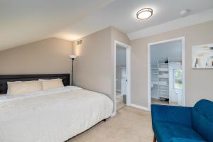 Ένα ή περισσότερα κρεβάτια σε δωμάτιο στο Cozy Full Home with Parking, 10min Walk to Bridge St