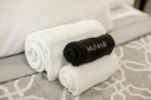 Ένα ή περισσότερα κρεβάτια σε δωμάτιο στο Riverfront Home - Kayak & Fishing - 6 mins Mentone +46 φωτογραφίες