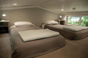 Ένα ή περισσότερα κρεβάτια σε δωμάτιο στο Riverfront Home - Kayak & Fishing - 6 mins Mentone