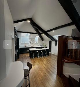 TV a/nebo společenská místnost v ubytování The Tower, Luxury Penthouse Stay