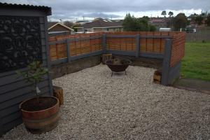 eine Terrasse mit Zaun und Topfpflanze in der Unterkunft Elsie Cottage in Devonport