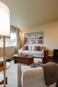 Ruang duduk di Prime Eagle River Stay - Walkable Location