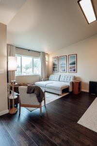 Katil atau katil-katil dalam bilik di Prime Eagle River Stay - Walkable Location