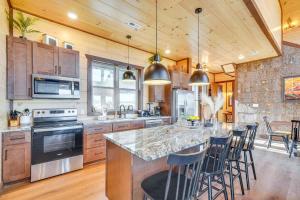 Η κουζίνα ή μικρή κουζίνα στο Lakeside Bear Lodge