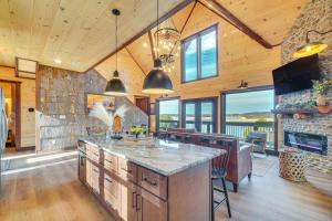 Η κουζίνα ή μικρή κουζίνα στο Lakeside Bear Lodge