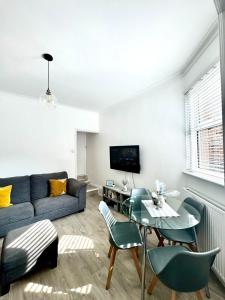 TV a/nebo společenská místnost v ubytování Charming 2BR Victorian Flat in Bexhill-on-Sea