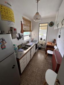 eine kleine Küche mit Kühlschrank und Spüle in der Unterkunft Cozy & Bright 2amb Belgrano Coghlan in Buenos Aires