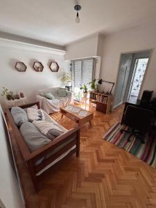 ein Wohnzimmer mit Sofa und Tisch in der Unterkunft Cozy & Bright 2amb Belgrano Coghlan in Buenos Aires