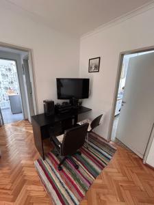 ein Wohnzimmer mit Schreibtisch und Stuhl in der Unterkunft Cozy & Bright 2amb Belgrano Coghlan in Buenos Aires