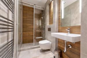 Un baño con inodoro, lavabo y ducha. en Centar Gondola apartmani, en Zlatibor 41 fotos más